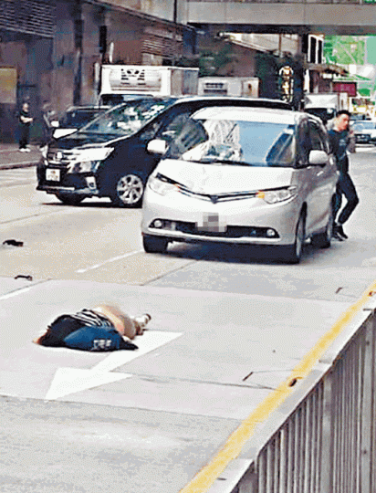 女子遭七人車撞飛五米,重傷倒卧地上。互聯網肇事七人車車頭凹陷,擋風玻璃夾有女傷者頭髮。梁澤岡攝 女子遭七人車撞飛五米,重傷倒卧地上。互聯網肇事七人車車頭凹陷,擋風玻璃夾有女傷者頭髮。梁澤岡攝