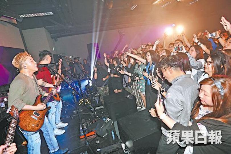 Supper Moment日前現身《蘋果》參加「音樂FAN享會」，與讀者近距離接觸。Supper Moment接受周吉佩（左二）訪問時，自爆在紐約錄歌趣事。Supper Moment親民與粉絲玩自拍。過百位粉絲不但聽到Supper Moment現場獻唱，完場前更大合照。