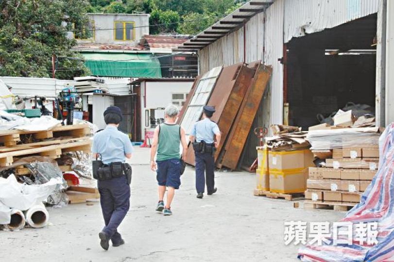 警員在發生爆竊案的粉嶺坪輋貨倉調查。周鴻熙攝 警員在發生爆竊案的粉嶺坪輋貨倉調查。周鴻熙攝