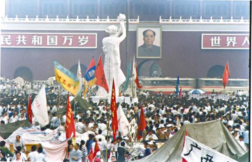 1989年,學生在天安門豎立民主女神像。
1989年,學生在天安門豎立民主女神像。