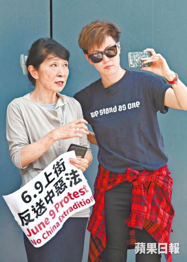 何韻詩昨出席民陣記者會呼籲港人上街,並與毛孟靜合照。董立華攝 何韻詩昨出席民陣記者會呼籲港人上街,並與毛孟靜合照。董立華攝