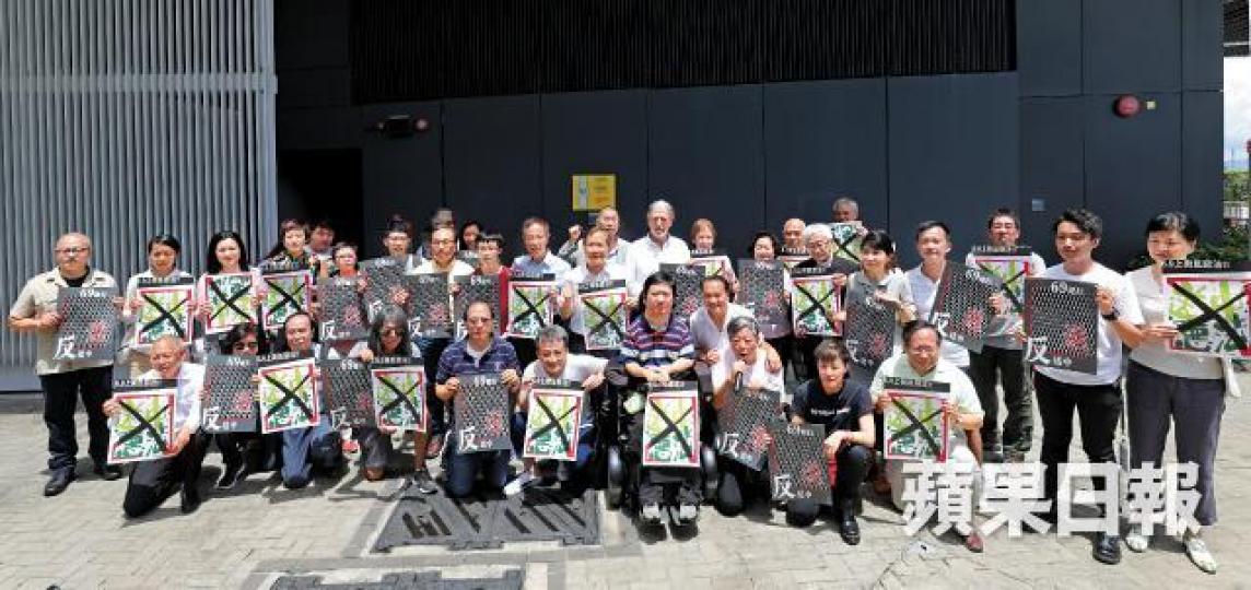 不同界別逾40人昨早齊集立法會外,為今日反惡法遊行明志。李家皓攝 不同界別逾40人昨早齊集立法會外,為今日反惡法遊行明志。李家皓攝