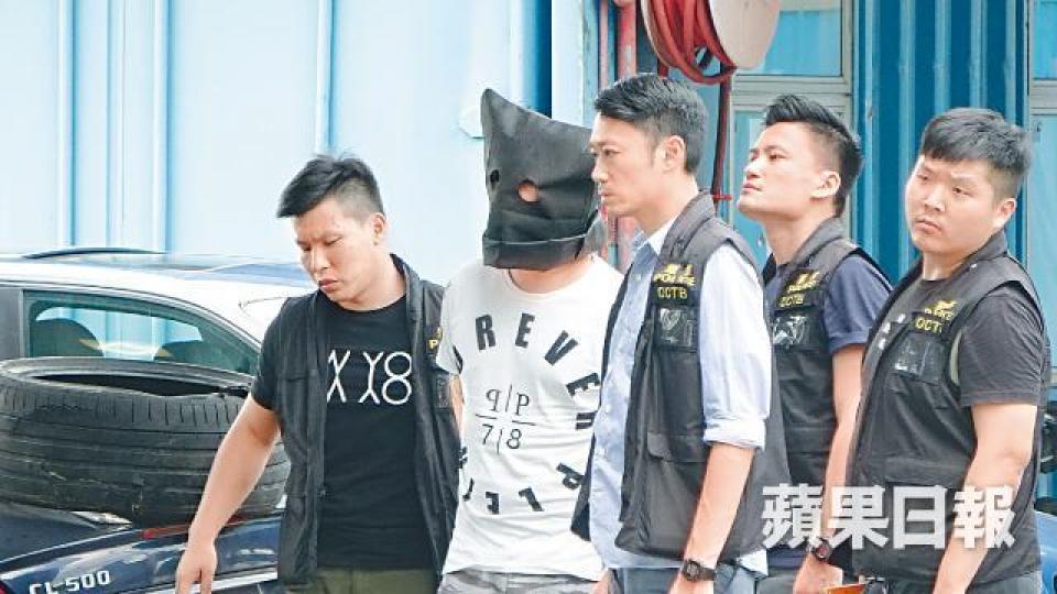 掟汽油彈案莊姓疑犯,昨被押解到汽車扣留中心助查。劉柏麟攝警務處長盧偉聰表示會對汽油彈案調查到底,並譴責此類行為。溫瑞麟攝警察總部前日遭投擲汽油彈,調查人員昨穿着保護衣物搜查涉事平治。 掟汽油彈案莊姓疑犯,昨被押解到汽車扣留中心助查。劉柏麟攝警務處長盧偉聰表示會對汽油彈案調查到底,並譴責此類行為。溫瑞麟攝警察總部前日遭投擲汽油彈,調查人員昨穿着保護衣物搜查涉事平治。