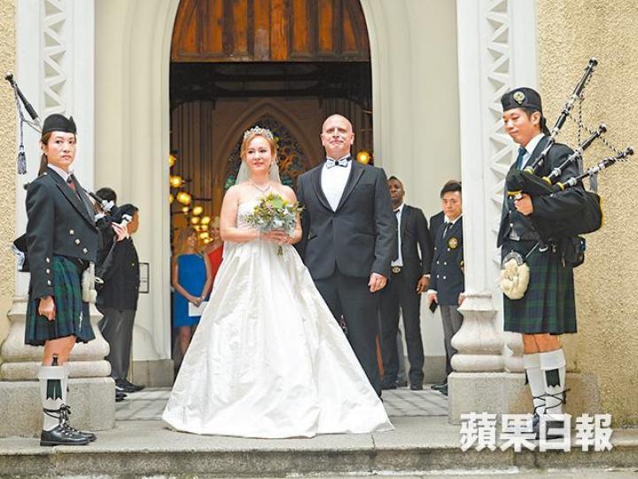 翁靜晶與丈夫何猷彪在教堂再行婚禮，夫妻二人更約定捐身家行善，相當有愛心。翁靜晶蹺着丈夫何猷彪步入教堂時，沿途向賓客展露微笑。新郎何猷彪揭起翁靜晶的頭紗後輕吻新娘，獲全場鼓掌。翁靜晶禮成後到場外草地拍照留念，全程笑到四萬咁口。趙世光兒子趙式慶（右）昨日在婚禮上擔任伴郎。前財爺曾俊華與太太黃蓮華昨日亦有出席婚禮。