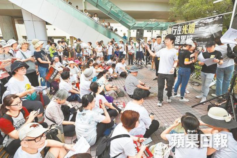 有宗教團體昨在中央圖書館外舉辦祈禱會,有約200人參與。
有宗教團體昨在中央圖書館外舉辦祈禱會,有約200人參與。