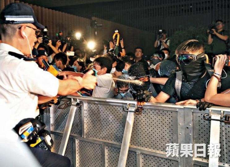 警方多次向示威者施放胡椒噴霧。
警方多次向示威者施放胡椒噴霧。
