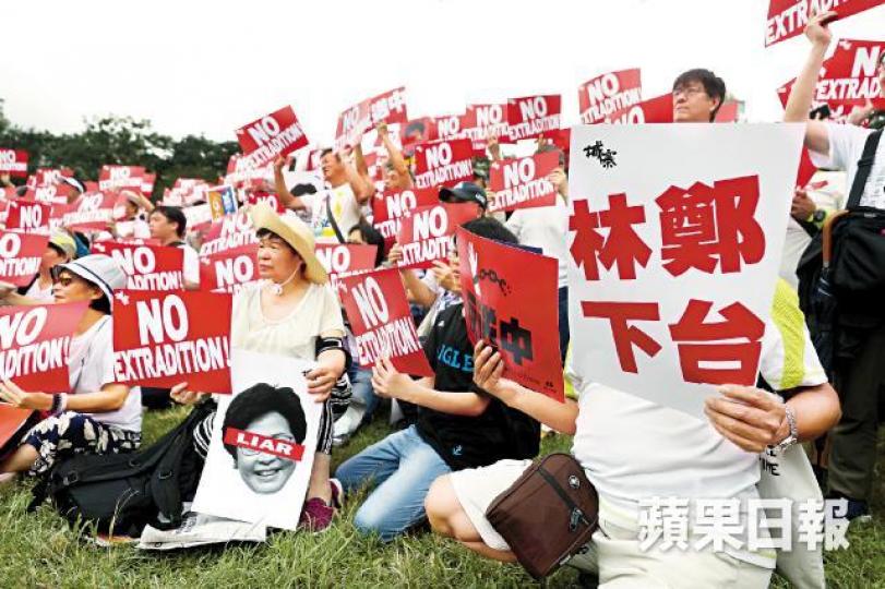 每當遊行隊伍有人高叫「林鄭!」其他市民就會大叫「下台!」美聯社
每當遊行隊伍有人高叫「林鄭!」其他市民就會大叫「下台!」美聯社