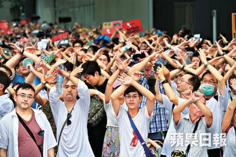 一批到達政總的遊行人士舉起交叉手勢,向惡法說不。謝榮耀攝
一批到達政總的遊行人士舉起交叉手勢,向惡法說不。謝榮耀攝
