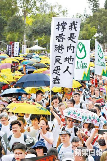 有內地人昨高舉標語,開宗明義反對送中惡法。朱永倫攝
有內地人昨高舉標語,開宗明義反對送中惡法。朱永倫攝