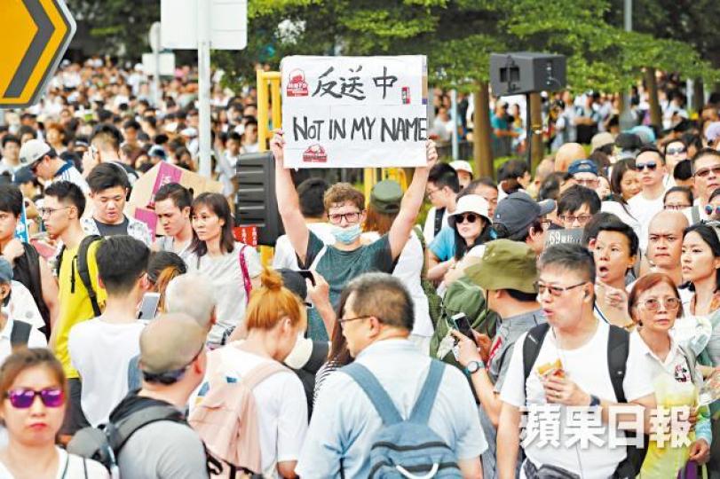 一個標語、一把黃傘,足以表達本地異鄉人對修例的憤慨。易仰民攝
一個標語、一把黃傘,足以表達本地異鄉人對修例的憤慨。易仰民攝