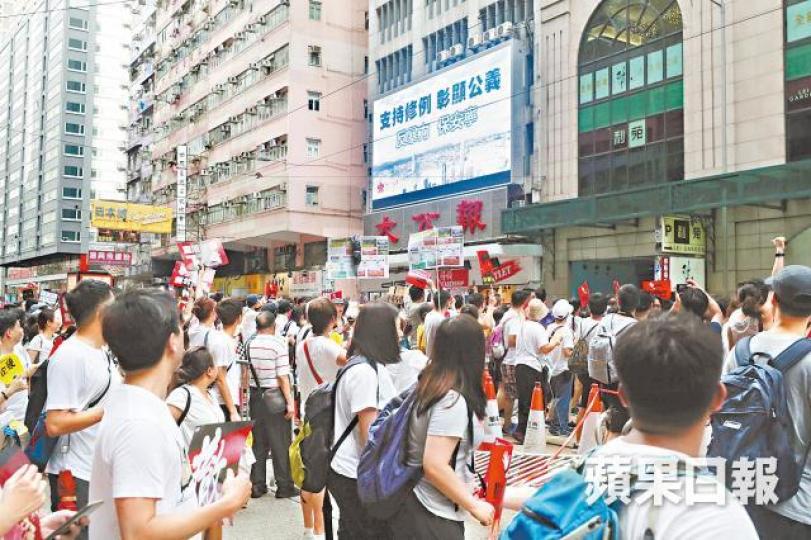遊行市民昨日途經灣仔時均向《大公報》廣告屏幕喝倒采。
遊行市民昨日途經灣仔時均向《大公報》廣告屏幕喝倒采。