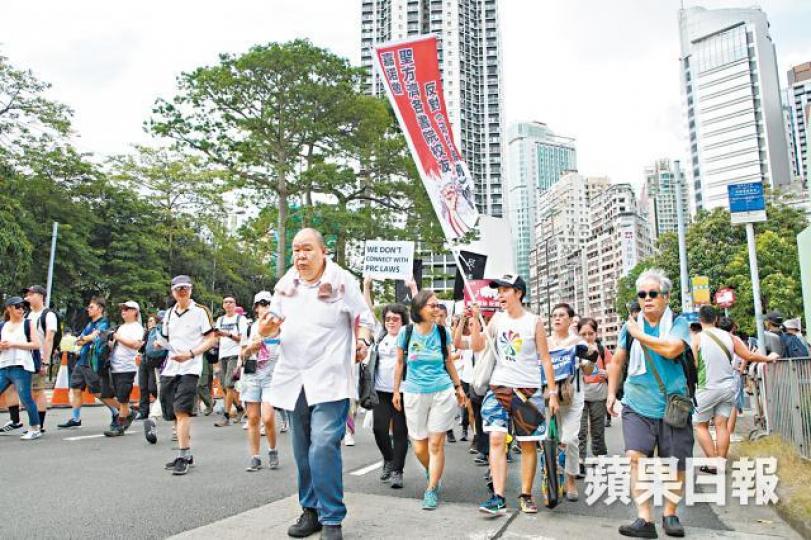 英華女學校校友參與遊行,強調學校教導她們不止知識,更要做一個有判斷能力的人。
英華女學校校友參與遊行,強調學校教導她們不止知識,更要做一個有判斷能力的人。