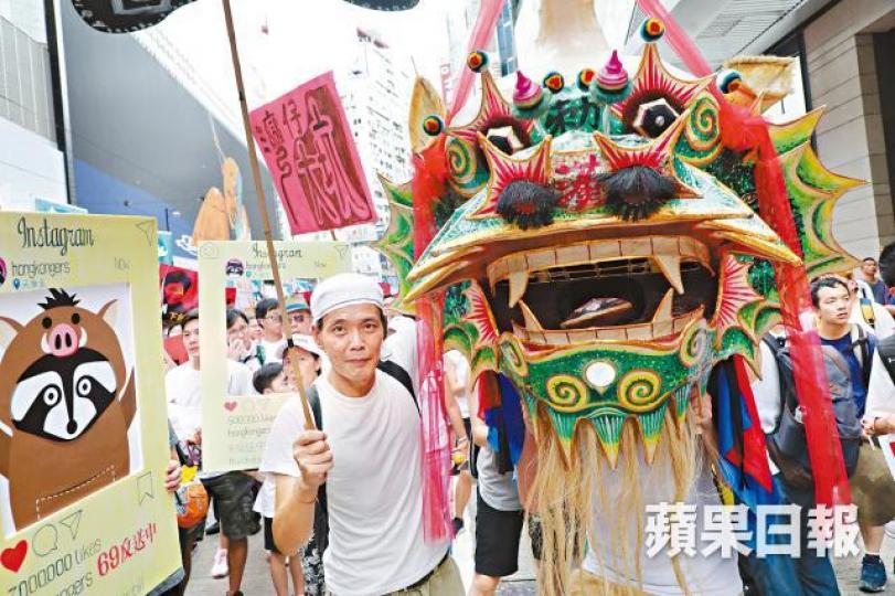 江先生用木板自製「刑具」,遊行期間一直背着。易仰民攝
江先生用木板自製「刑具」,遊行期間一直背着。易仰民攝