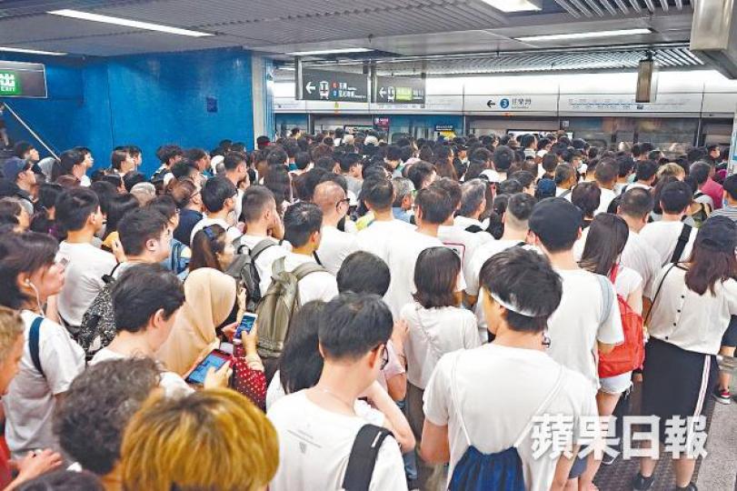 金鐘轉港島線大排長龍, 平均要等待兩至三班列車才能上車。
金鐘轉港島線大排長龍, 平均要等待兩至三班列車才能上車。