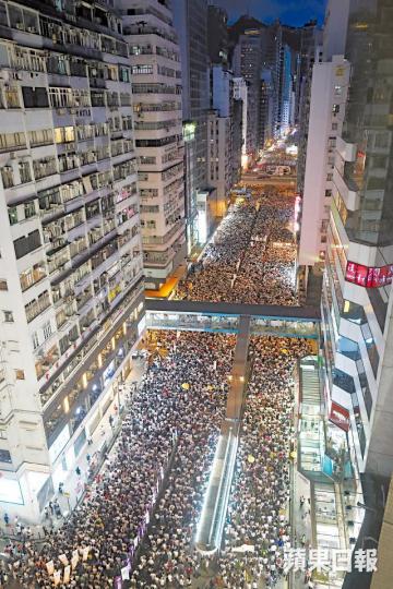 對沖基金經理錢志健(前右二)動員十多人一起上街發聲。
對沖基金經理錢志健(前右二)動員十多人一起上街發聲。