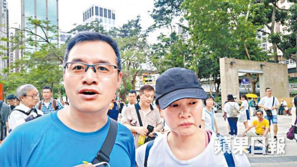 黃先生一家四口參加遊行,他指近期朋友聚會多了談移民問題,身邊也有人率先移民加拿大,自己也有移民念頭。何頴賢攝
黃先生一家四口參加遊行,他指近期朋友聚會多了談移民問題,身邊也有人率先移民加拿大,自己也有移民念頭。何頴賢攝