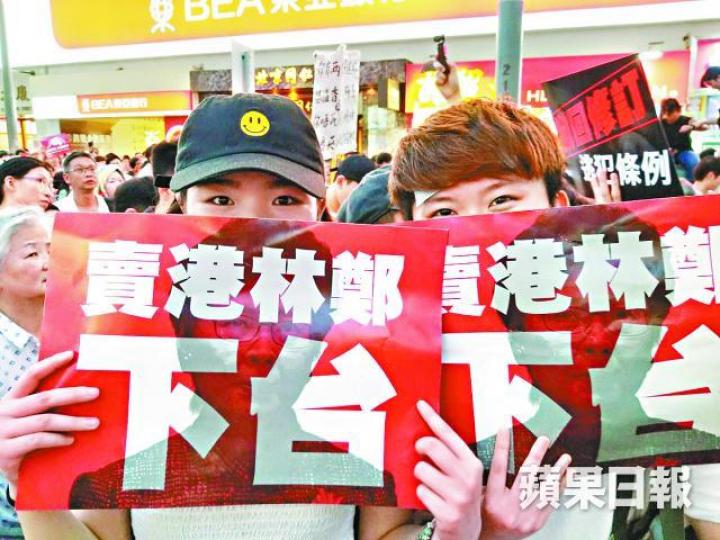 Sammy(左)及Eden(右)指惡法當前,若果不再上街可能再無發聲機會。
Sammy(左)及Eden(右)指惡法當前,若果不再上街可能再無發聲機會。