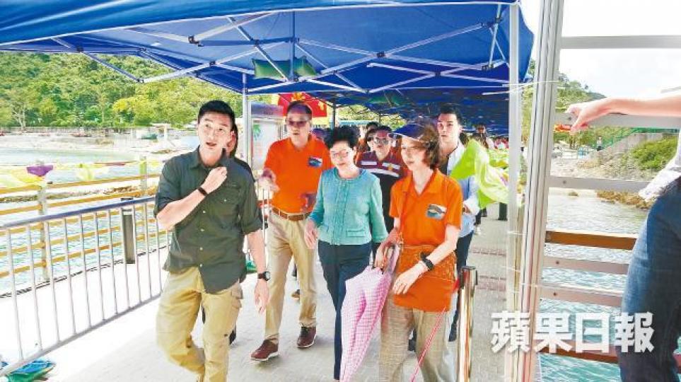 特首林鄭月娥昨出席多項活動,其間拒回應記者提問。
特首林鄭月娥昨出席多項活動,其間拒回應記者提問。