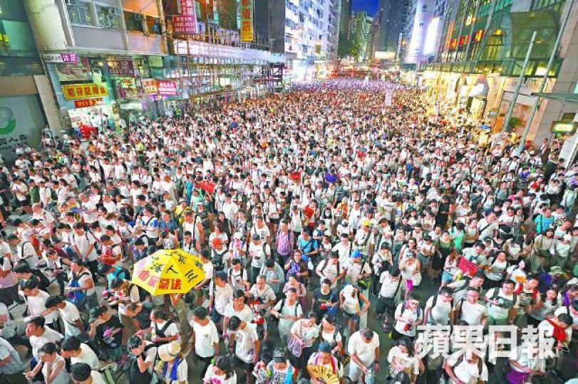 Elena(左二)批評特首林鄭月娥態度傲慢,故首次上街表達不滿。
Elena(左二)批評特首林鄭月娥態度傲慢,故首次上街表達不滿。