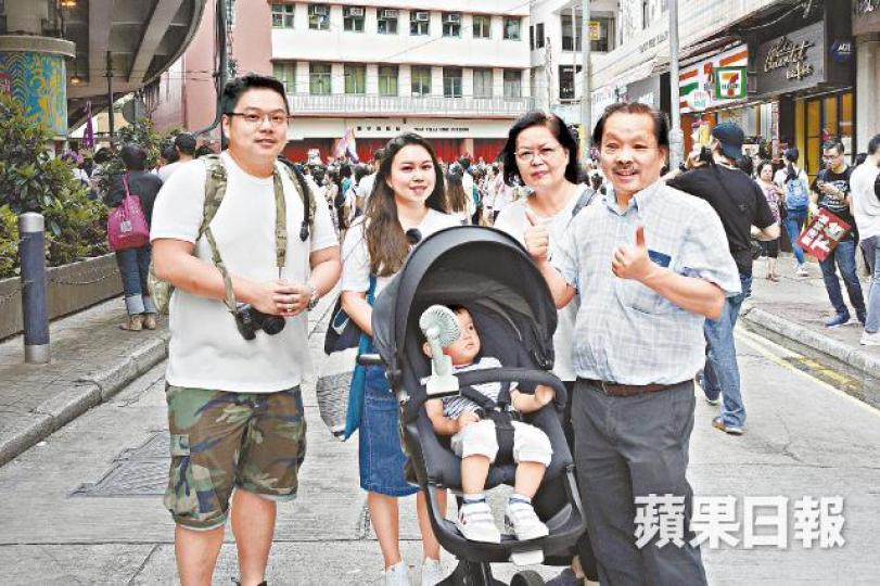 阿瑋不惜延遲重開店舖,昨在門上貼出休息告示,拉大隊遊行。
阿瑋不惜延遲重開店舖,昨在門上貼出休息告示,拉大隊遊行。