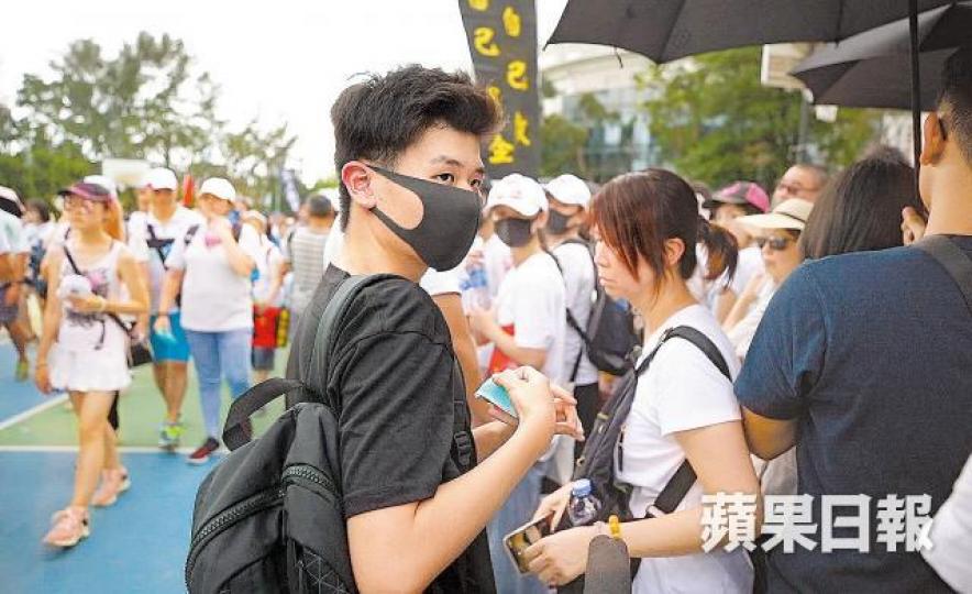 Ricky受訪期間,一名女親友上前帶走他。
Ricky受訪期間,一名女親友上前帶走他。