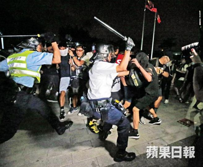 有警員受傷由同袍扶離現場等候救援。
有警員受傷由同袍扶離現場等候救援。
