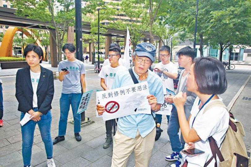 林榮基昨到台灣僑生集會稱,憂慮香港年輕人日後要像他一樣逃命。
林榮基昨到台灣僑生集會稱,憂慮香港年輕人日後要像他一樣逃命。
