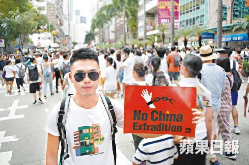 昨入夜後,市民高舉手機燈光,繼續照亮遊行隊伍。張志華攝
昨入夜後,市民高舉手機燈光,繼續照亮遊行隊伍。張志華攝
