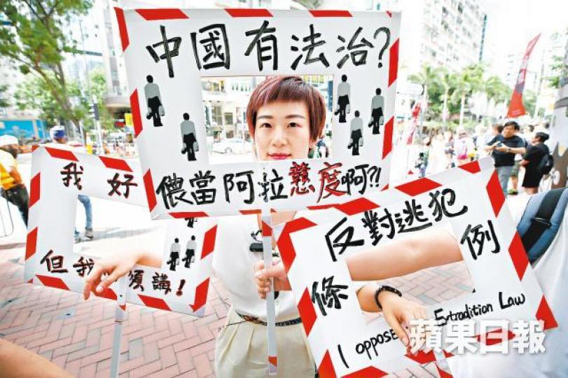 教大講師黎明昨帶領新移民參與遊行,盼改變港人敵視態度。
教大講師黎明昨帶領新移民參與遊行,盼改變港人敵視態度。
