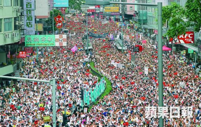【7:30pm】由於遊行人士眾多,至晚上仍逼爆灣仔。李家皓攝
【7:30pm】由於遊行人士眾多,至晚上仍逼爆灣仔。李家皓攝