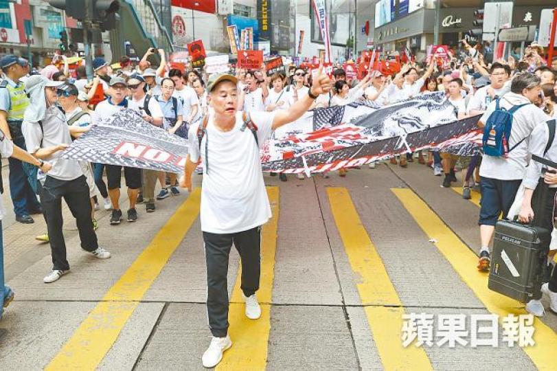 李柱銘手持橫額在烈日下高呼口號反對惡法。
李柱銘手持橫額在烈日下高呼口號反對惡法。