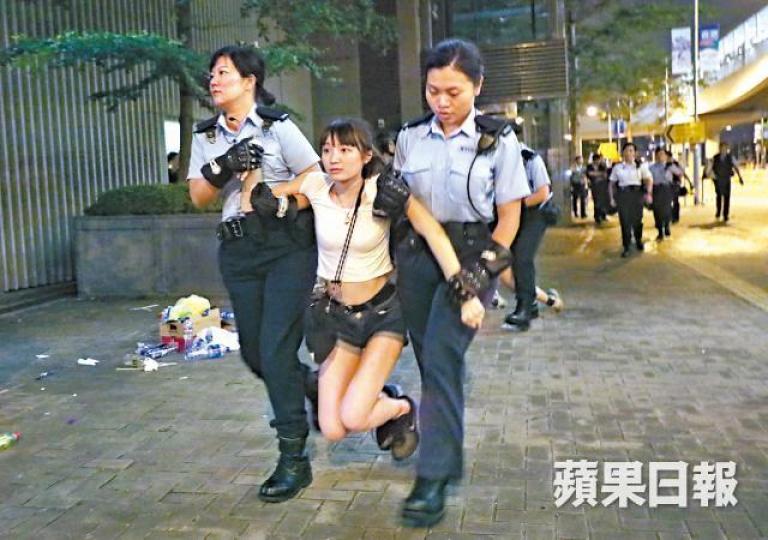 香港眾志成員何嘉柔被警員抬走。陳善南攝
香港眾志成員何嘉柔被警員抬走。陳善南攝