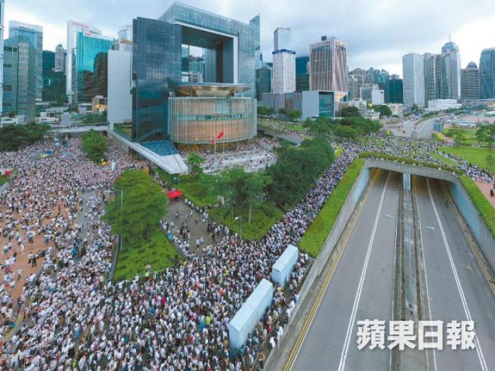 民陣在前日大遊行終點預演包圍立法會,為明日恢復二讀審議修訂《逃犯條例》作準備。
民陣在前日大遊行終點預演包圍立法會,為明日恢復二讀審議修訂《逃犯條例》作準備。