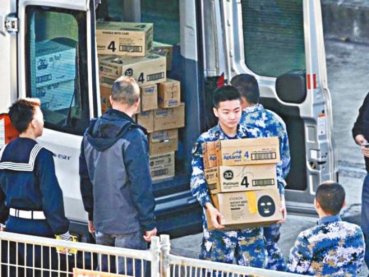澳洲媒體拍到中國海軍士兵在搬奶粉上軍艦。
澳洲媒體拍到中國海軍士兵在搬奶粉上軍艦。