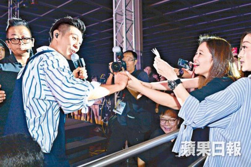 柏豪在握手環節被熱情粉絲捉着不放。
柏豪在握手環節被熱情粉絲捉着不放。