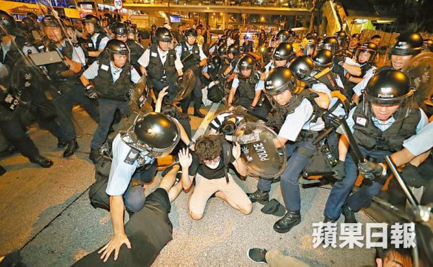 大批警方昨凌晨在告士打道包圍並制服數名示威者。何柏佳攝
大批警方昨凌晨在告士打道包圍並制服數名示威者。何柏佳攝