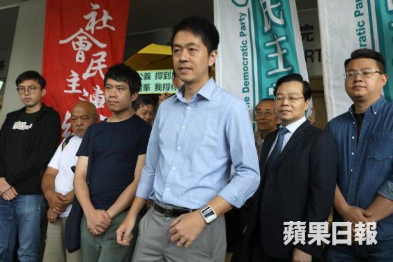 許智峯昨獲黨友及社民連梁國雄等人聲援。朱永倫攝
許智峯昨獲黨友及社民連梁國雄等人聲援。朱永倫攝