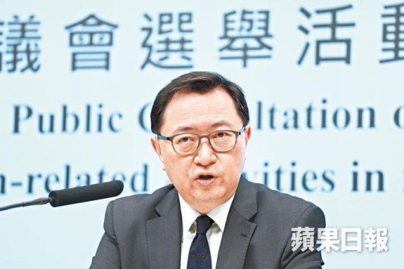 選管會主席馮驊昨出席記者會,講解《區議會選舉活動建議指引》。
選管會主席馮驊昨出席記者會,講解《區議會選舉活動建議指引》。