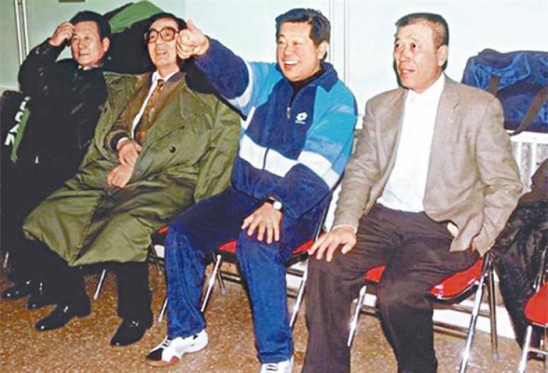 1997年王軍(右一)陪同時任中共北京市委書記賈慶林(右二)觀看足球比賽。
1997年王軍(右一)陪同時任中共北京市委書記賈慶林(右二)觀看足球比賽。