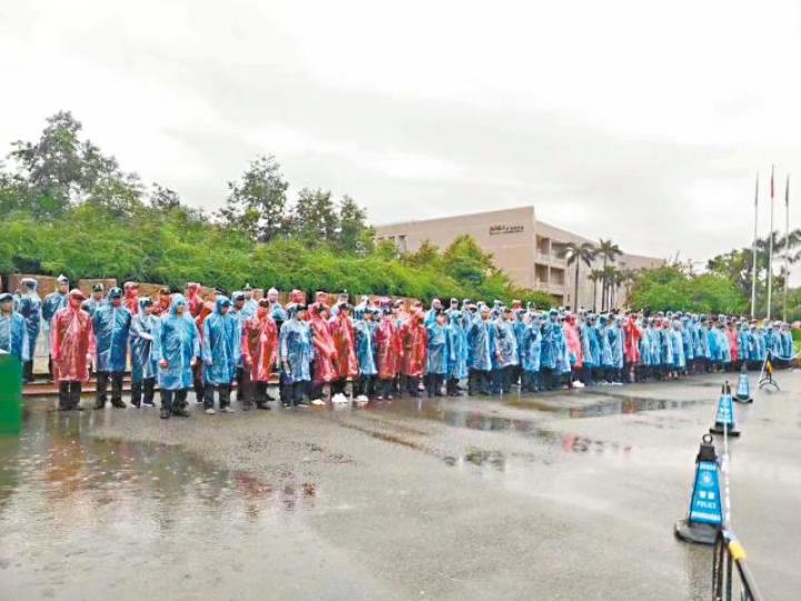 大批家長由外地趕到珠海,與學生在校門外冒雨示威。
大批家長由外地趕到珠海,與學生在校門外冒雨示威。