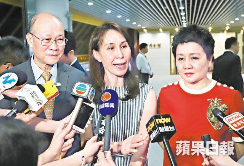 澳博聯席主席何超鳳(中)與梁安琪(右)均現身股東會。譚德潤攝
澳博聯席主席何超鳳(中)與梁安琪(右)均現身股東會。譚德潤攝