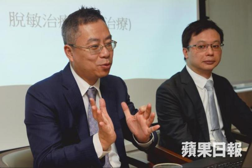 何學工(左)建議食物敏感者接受脫敏治療。張柏基攝
何學工(左)建議食物敏感者接受脫敏治療。張柏基攝