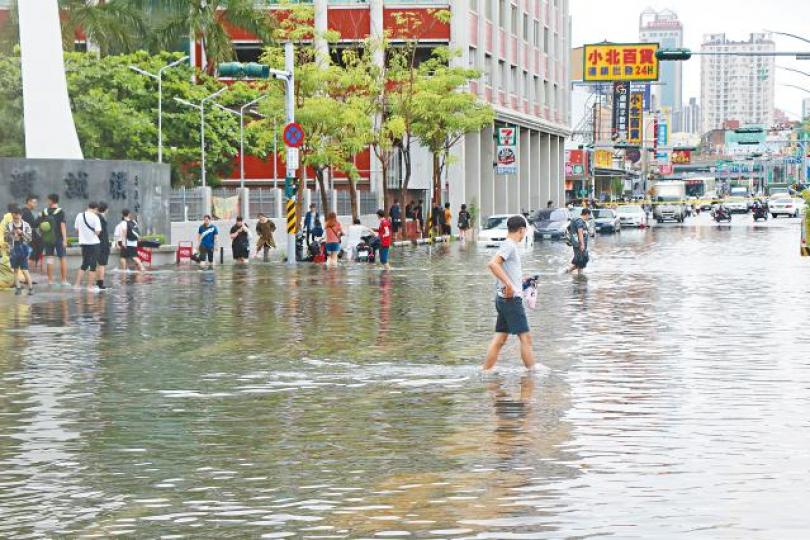 台灣昨日多地暴雨,圖為台南崑山科大門口路面大面積水浸。台灣蘋果新聞網
台灣昨日多地暴雨,圖為台南崑山科大門口路面大面積水浸。台灣蘋果新聞網