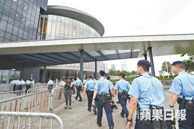 大批警員昨到立會協助佈防。
大批警員昨到立會協助佈防。