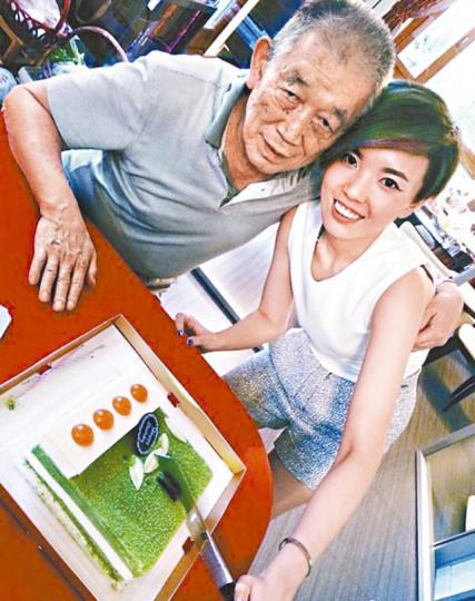 王軍外孫女王吉湘在個人微博貼出與外公的合照。
王軍外孫女王吉湘在個人微博貼出與外公的合照。