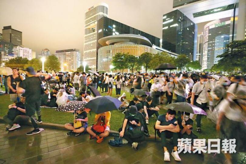 警員在金鐘港鐵站要求市民一字排開接受搜查。互聯網
警員在金鐘港鐵站要求市民一字排開接受搜查。互聯網