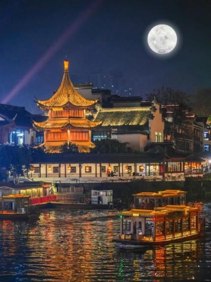 南京秦淮河槳聲里的燈影...