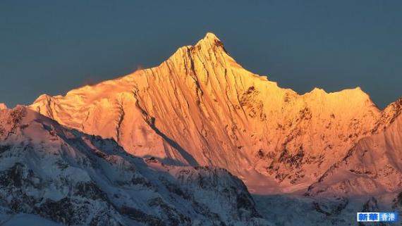 梅里雪山龍年首個「日照金山」...