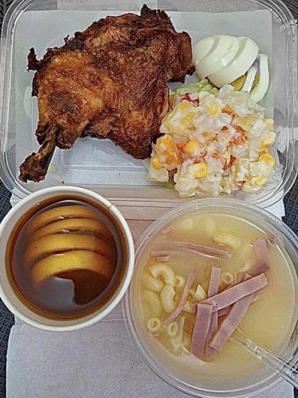 巨炸雞髀、烚蛋沙律、火腿通......