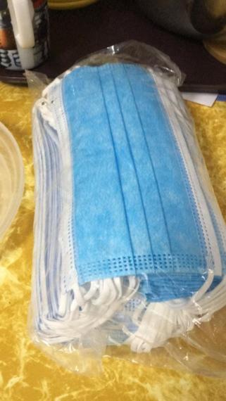 「安達邨」住戶剛在信箱發現！
政府將向出現多宗確診的屋邨派每戶50個口罩。...